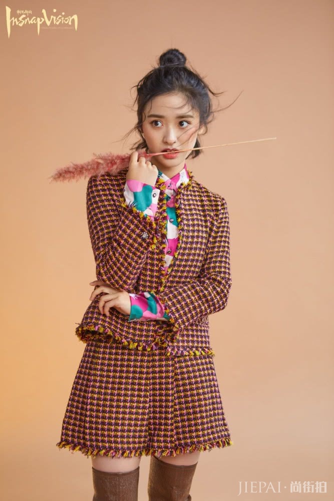 沈月丸子头搭配格纹套装 搭出了俏皮少女感